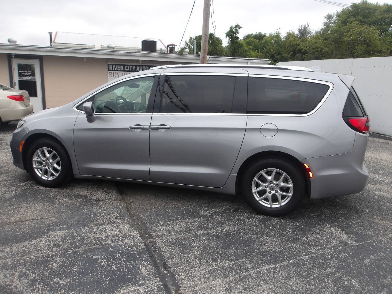 Used 2021 Chrysler Pacifica Touring-L FWD image 3