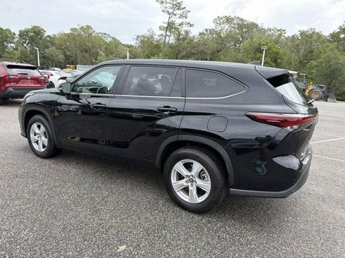 Certified 2025 Toyota Highlander LE FWD image 4