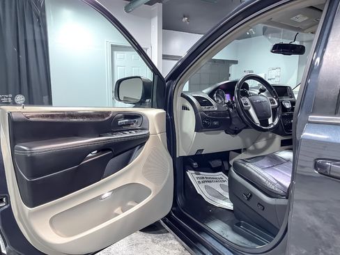Used 2014 Chrysler Town & Country Touring image 12