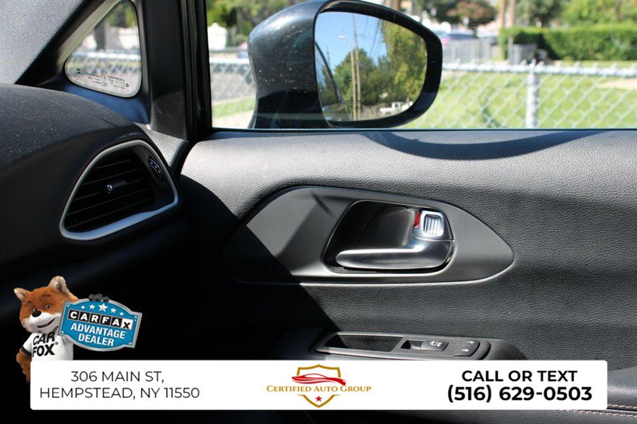 Used 2025 Chrysler Pacifica Select FWD image 17
