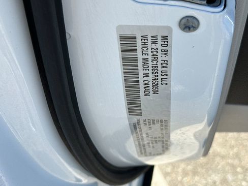 Used 2023 Chrysler Pacifica Touring-L image 31