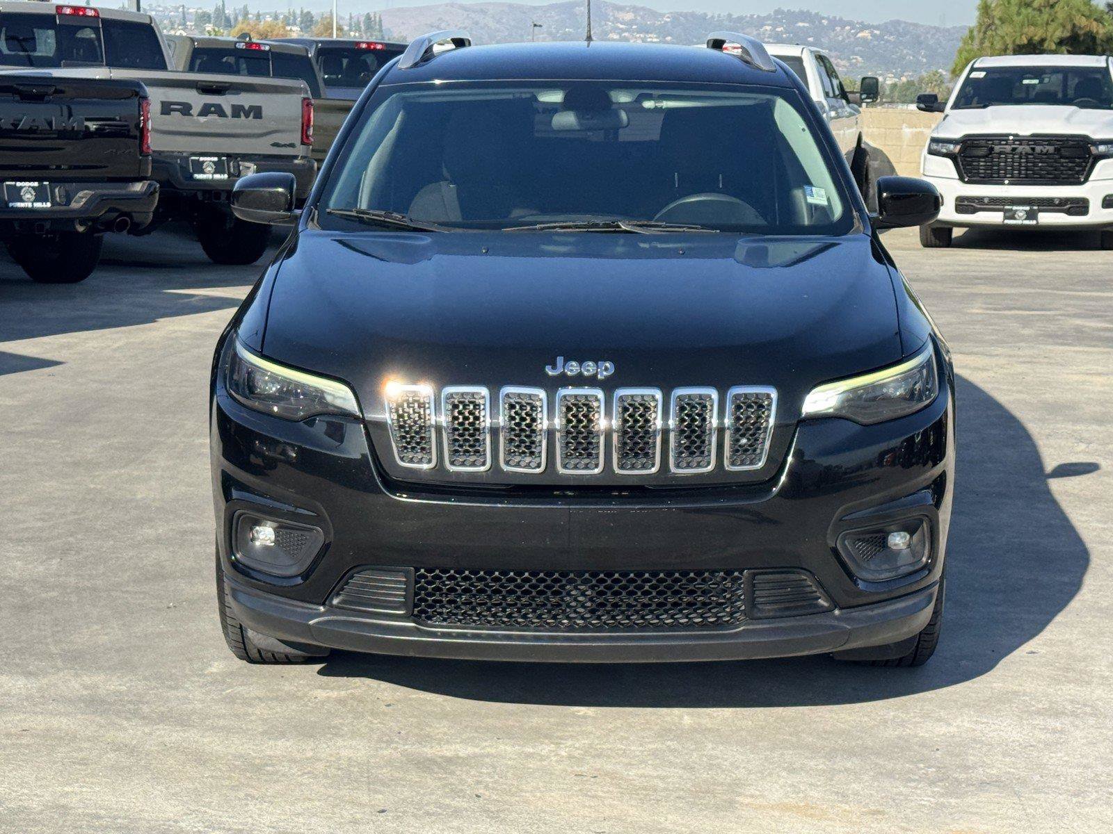 Used 2019 Jeep Cherokee Latitude w/ Popular Appearance Group FWD image 2
