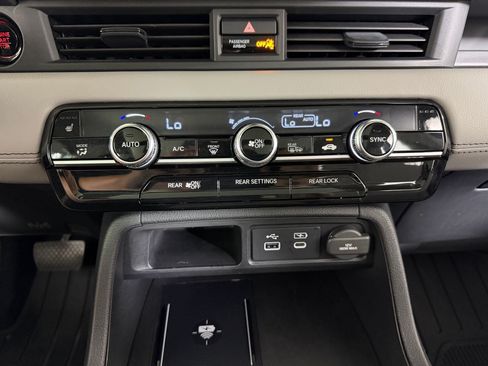 Certified 2024 Honda Pilot Touring image 15