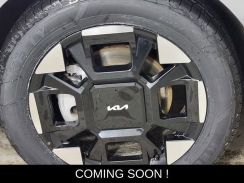 Used 2025 Kia Carnival EX image 10