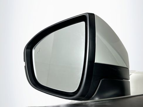 Used 2025 Nissan Pathfinder SV image 16