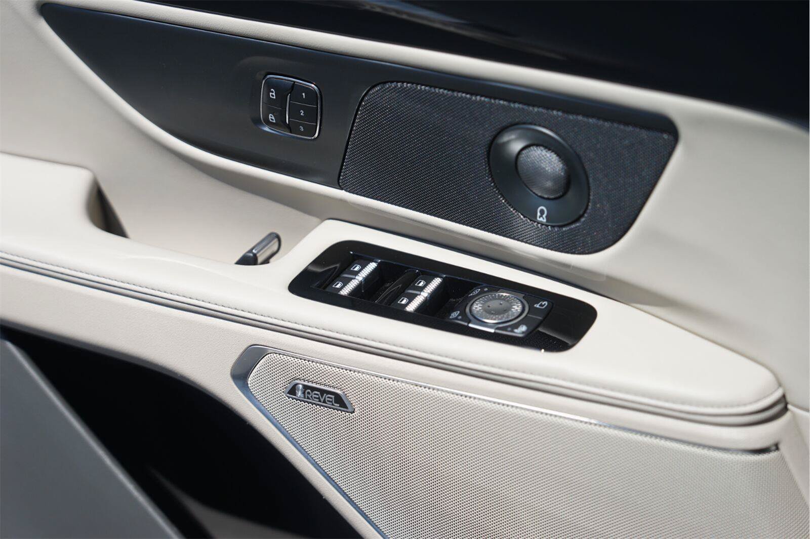 Used 2025 Lincoln Nautilus Reserve AWD/4WD image 30
