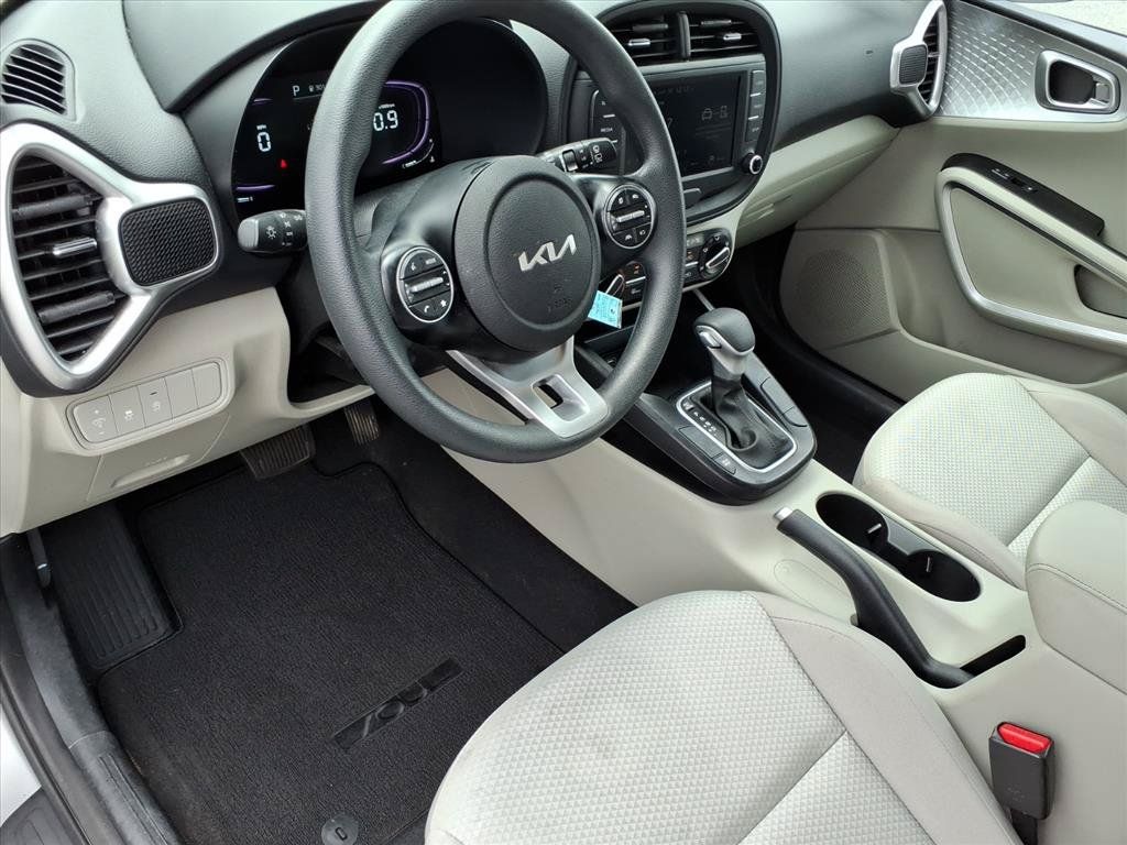 Used 2025 Kia Soul LX w/ LX Technology Package FWD image 10