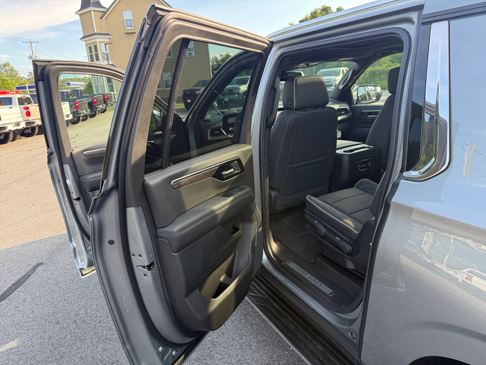 New 2026 Chevrolet Suburban Premier w/ Sun And Tow Package AWD/4WD image 24