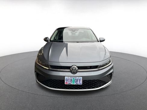 Used 2025 Volkswagen Jetta SE image 2