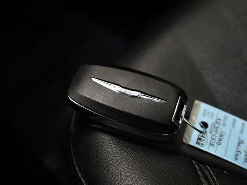 Used 2019 Chrysler Pacifica Touring-L Plus w/ S Appearance Package image 32