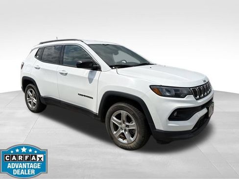 Used 2023 Jeep Compass Latitude AWD/4WD image 2