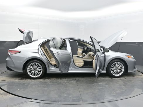 Used 2019 Toyota Camry XLE image 43