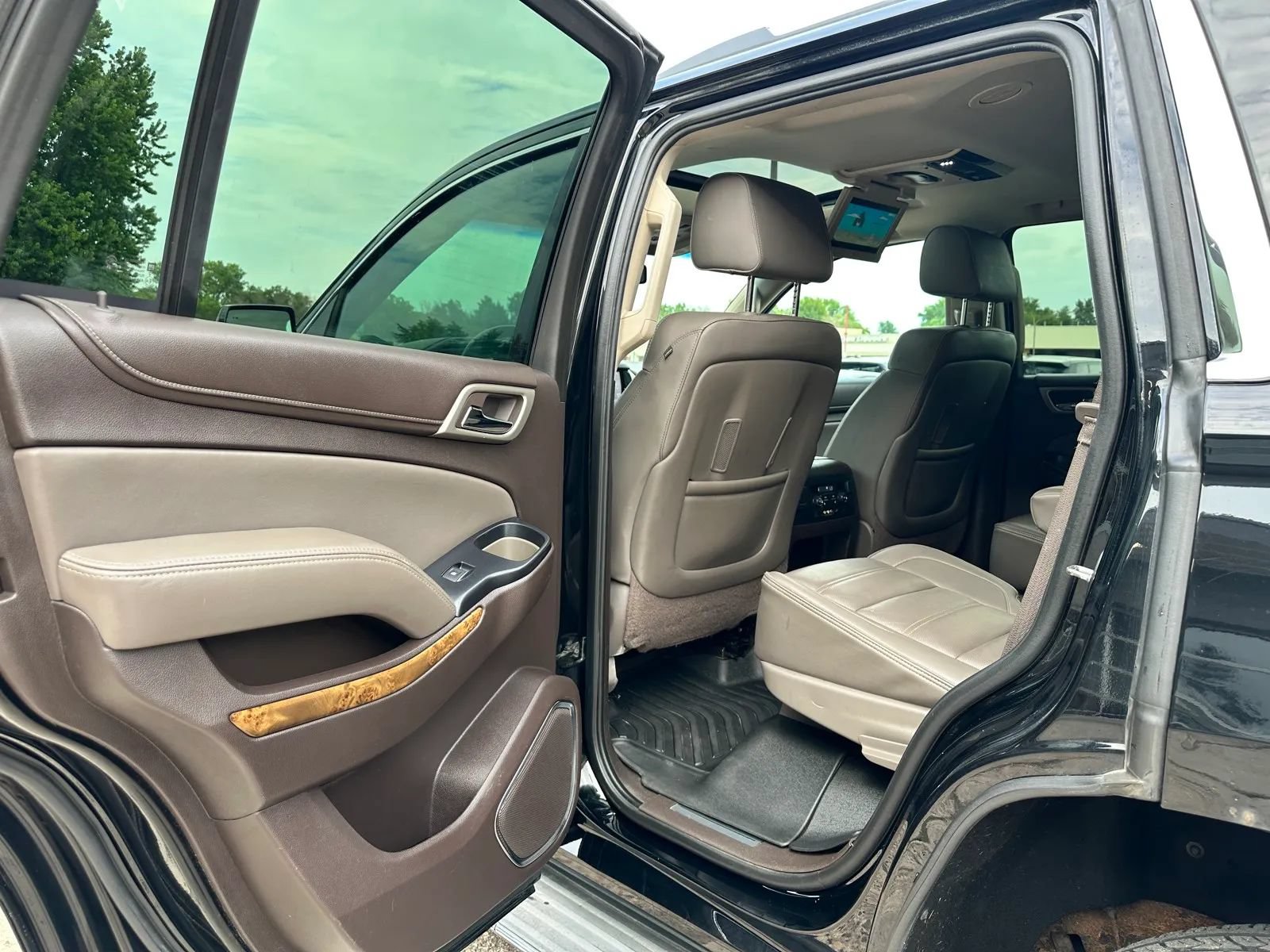 Used 2015 GMC Yukon Denali w/ Touring Package AWD/4WD image 18