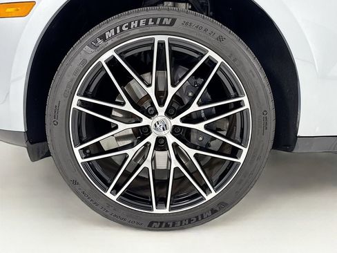Certified 2025 Porsche Macan AWD/4WD image 34