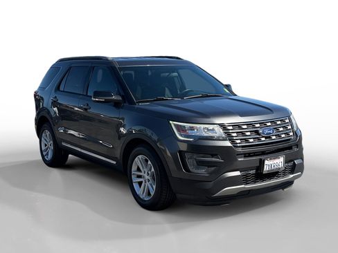 Used 2017 Ford Explorer XLT FWD image 7