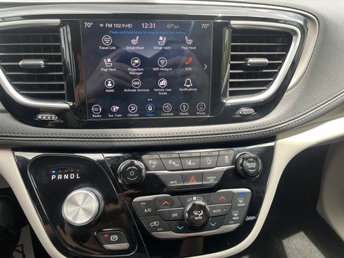 Used 2019 Chrysler Pacifica Limited w/ Tire & Wheel Group FWD image 31