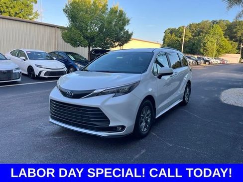 Used 2025 Toyota Sienna XLE FWD image 35