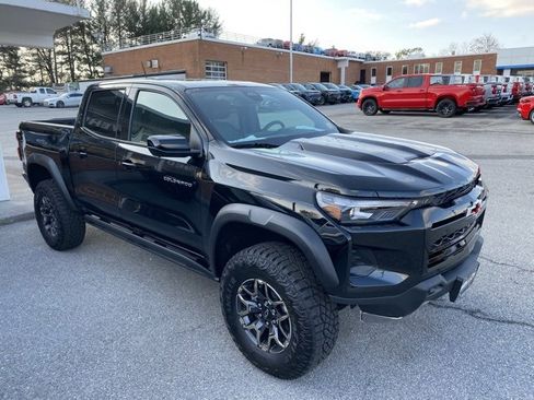 Used 2024 Chevrolet Colorado ZR2 w/ ZR2 Convenience Package III image 3