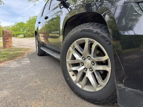 Used 2019 Chevrolet Suburban LT image 4