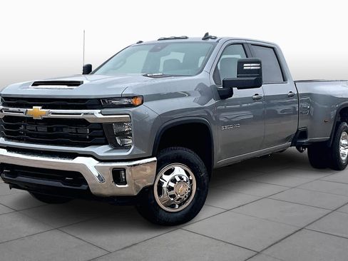 New 2026 Chevrolet Silverado 3500 LT image 2