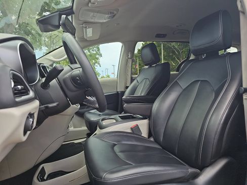 Used 2024 Chrysler Pacifica Touring-L FWD image 14