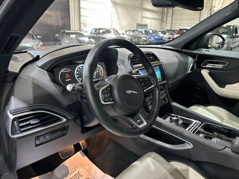 Used 2017 Jaguar F-PACE R-Sport image 11