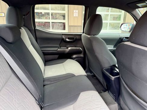 Used 2020 Toyota Tacoma TRD Off-Road w/ Technology Package image 18