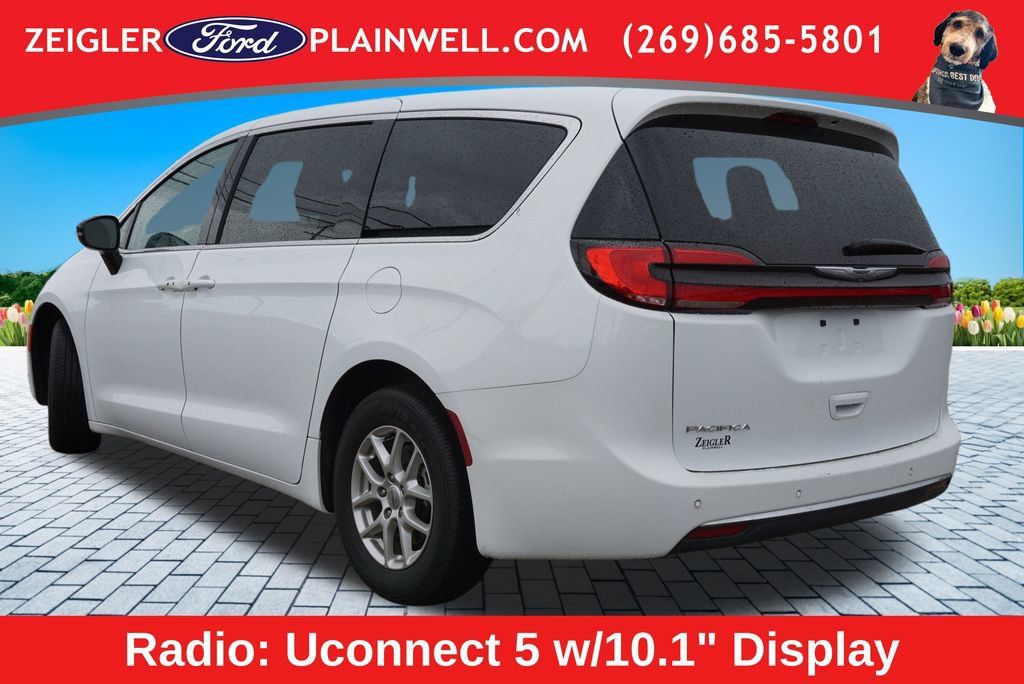 Used 2024 Chrysler Pacifica Touring-L FWD image 3