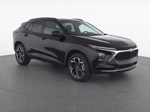 Used 2025 Chevrolet Trax LT FWD image 1