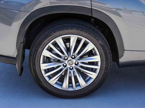 Used 2024 Toyota Highlander Platinum AWD/4WD image 9