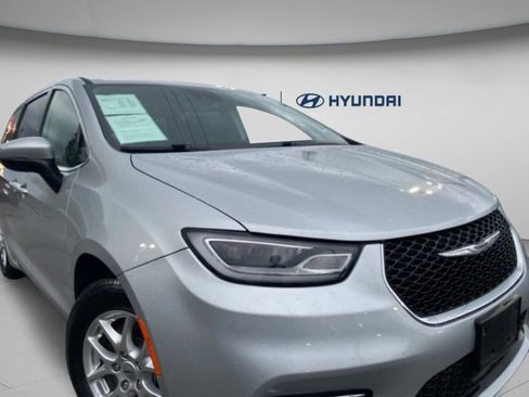 Used 2023 Chrysler Pacifica Touring-L FWD image 2