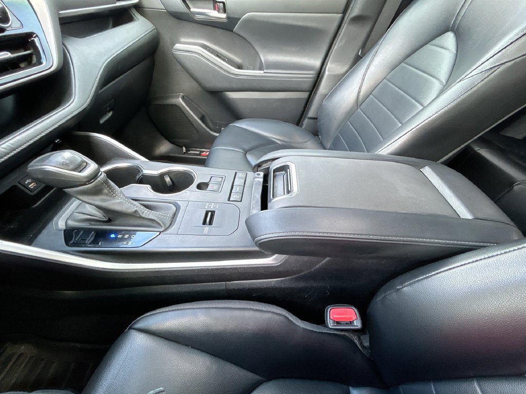 Used 2022 Toyota Highlander XLE FWD image 27