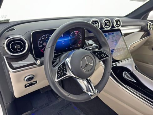 Used 2025 Mercedes-Benz GLC 350e 4MATIC image 13