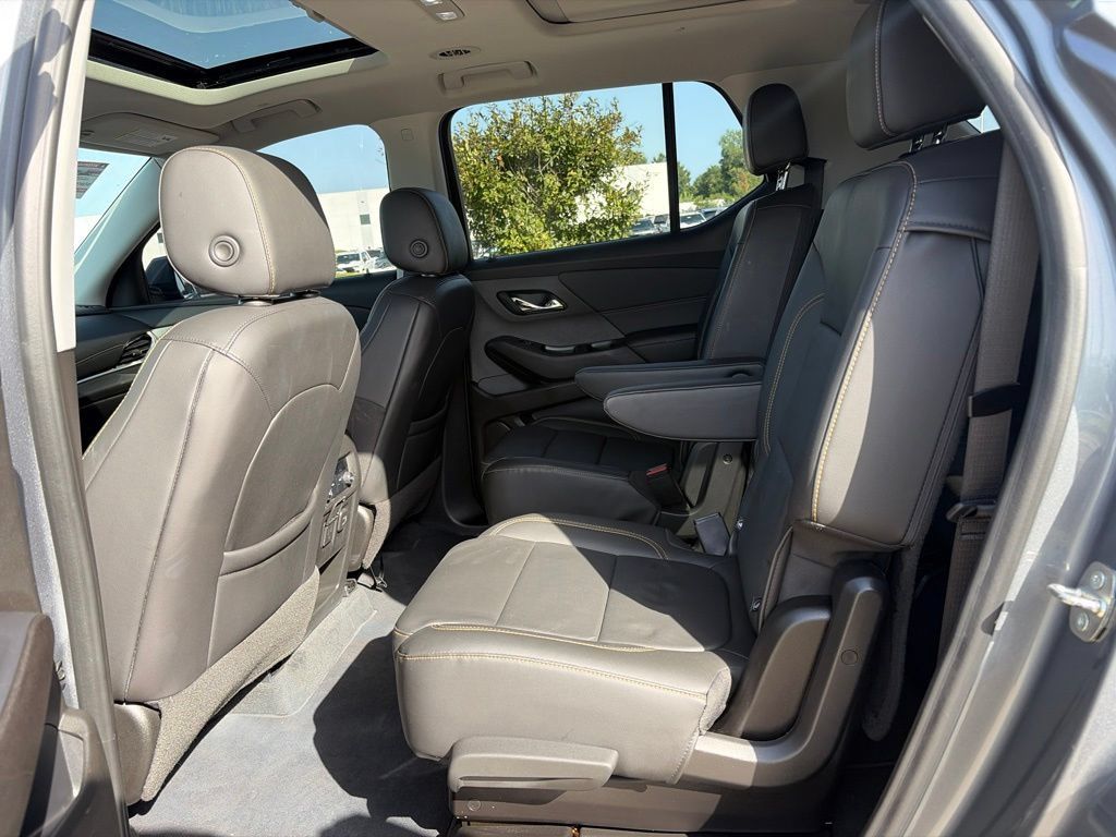 Used 2021 Chevrolet Traverse LT w/ LT Premium Package AWD/4WD image 43