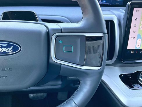 Used 2025 Ford Expedition Active image 18