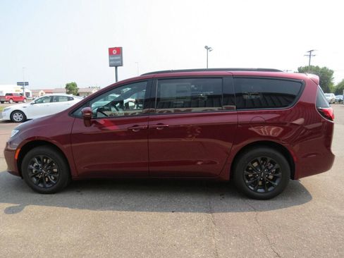 Used 2021 Chrysler Pacifica Touring AWD/4WD image 5