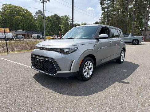 Used 2025 Kia Soul LX w/ LX Technology Package FWD image 2
