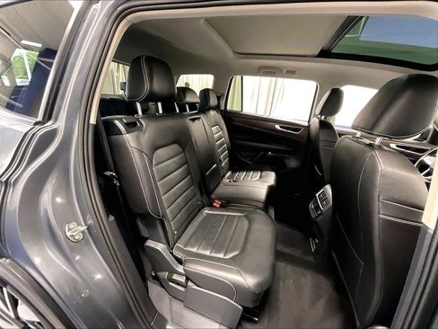 Used 2025 Volkswagen Atlas SEL AWD/4WD image 16