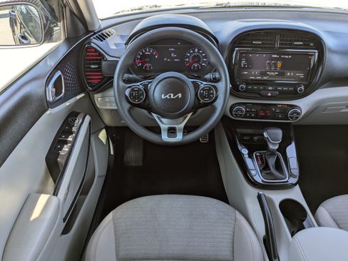 Used 2022 Kia Soul S FWD image 16