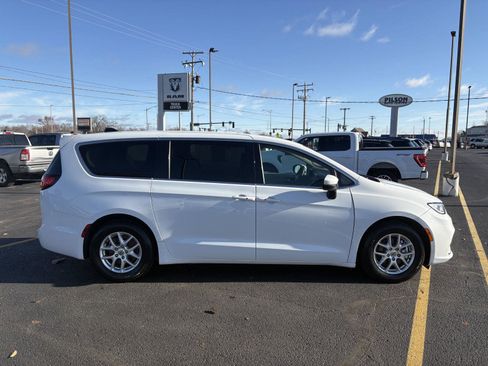 Used 2023 Chrysler Pacifica Touring-L image 23