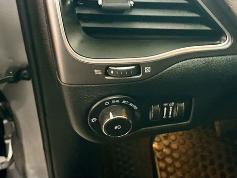 Used 2020 Jeep Cherokee Latitude Plus w/ Cold Weather Group image 11