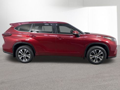 Used 2024 Toyota Highlander XLE AWD/4WD image 38