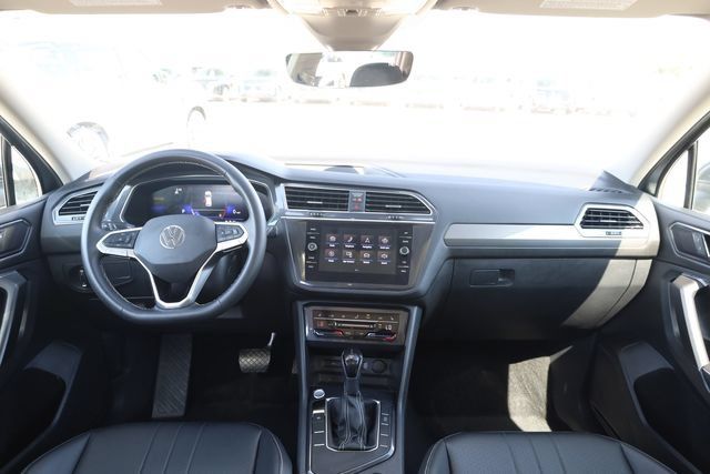 Used 2023 Volkswagen Tiguan SE w/ Panoramic Sunroof Package FWD image 12