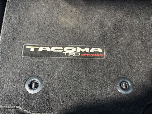 Used 2018 Toyota Tacoma TRD Off-Road w/ Technology Package AWD/4WD image 24