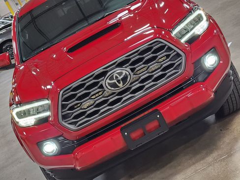 Used 2022 Toyota Tacoma TRD Sport w/ Technology Package image 19