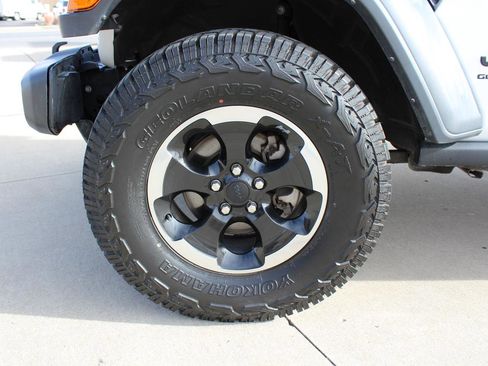 Used 2023 Jeep Gladiator Sport image 2