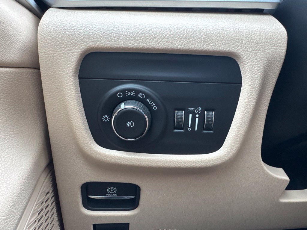 New 2027 Jeep Grand Cherokee Limited AWD/4WD image 12