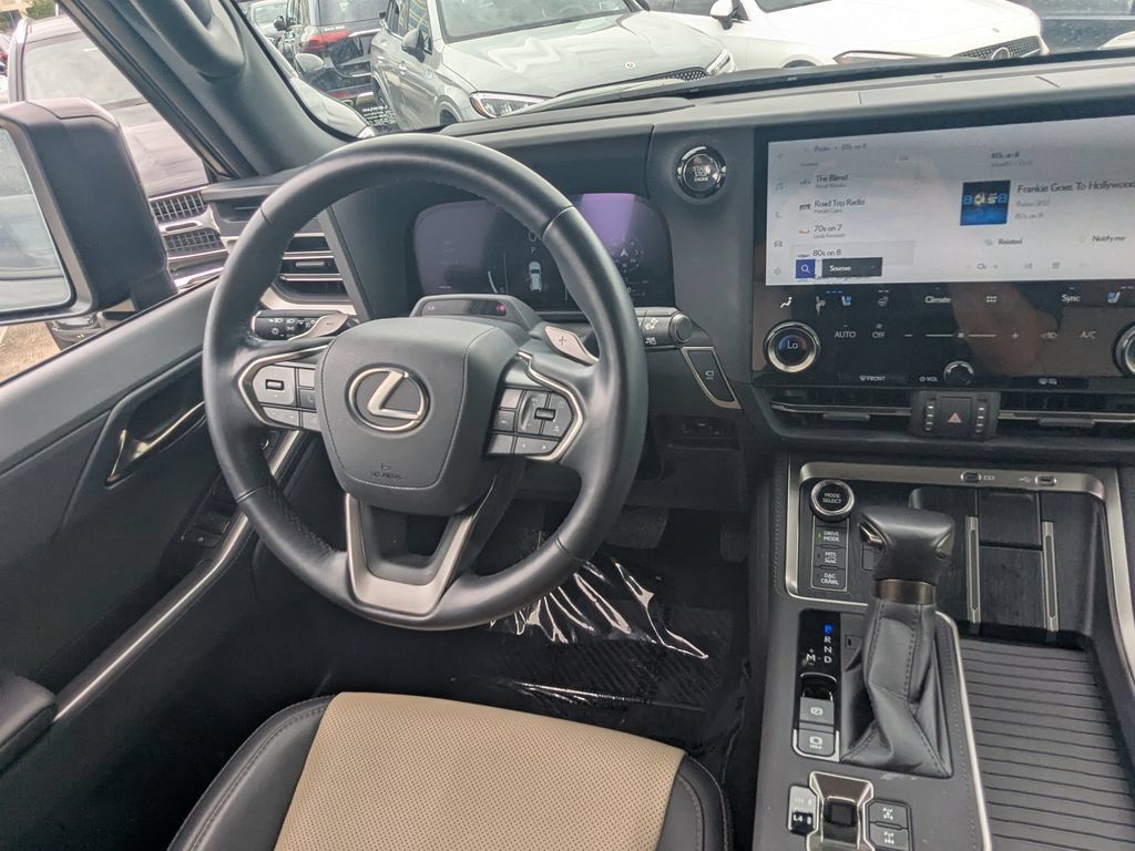 Used 2024 Lexus GX 550 AWD/4WD image 3