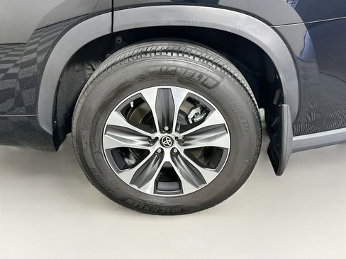 Used 2022 Toyota Highlander XLE image 11