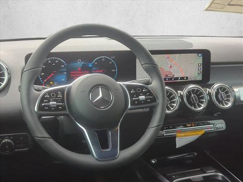 Used 2023 Mercedes-Benz EQB 300 4MATIC image 21